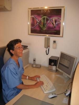 Centro de Podología Brines señora en computadora