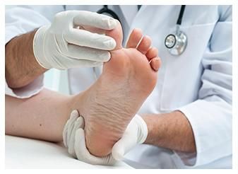 Centro de Podología Brines medico cogiendo pies