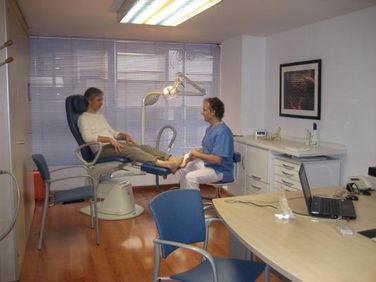 Centro de podología Brines - Cerdán medico y paciente