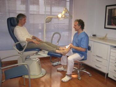 Centro de podología Brines - Cerdán medico revisando pies de paciente